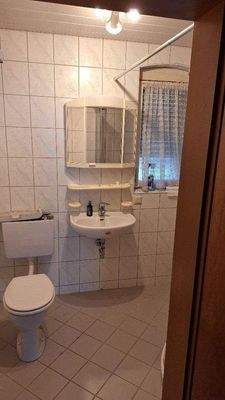 Bad im EG mit Fenster.jpg