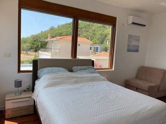 499047CA-AAD4-403B-A95C-E1D79383A7FC