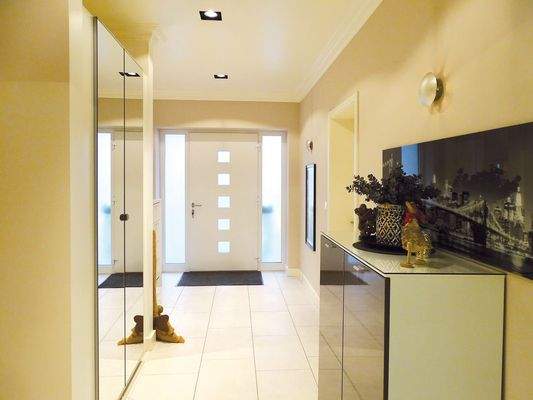 Links Garderoben-Spiegelschrank, rechts Salonzugang