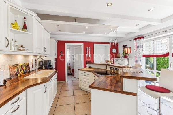 moderne Küche mit Kochinsel