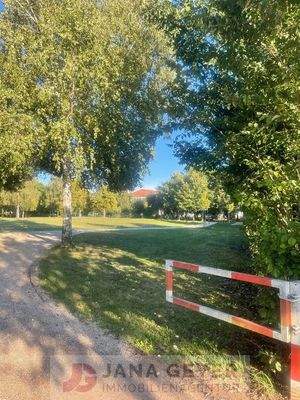 Weg rechts vom Grundstück