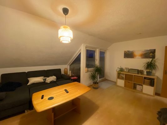 Wohnzimmer mit Balkon