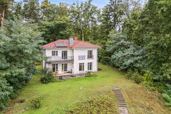 Blick auf das Haus mit Terrasse und Balkon seeseitig
