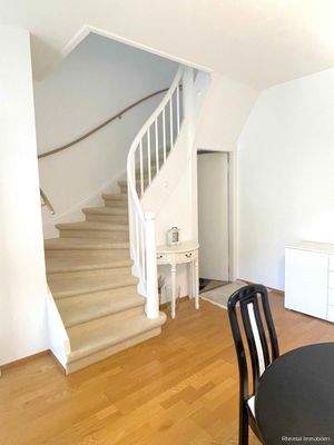 Esszimmer mit Treppenaufgang