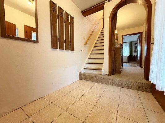 EG: Diele mit Blick in den Wohnbereich und warmer Holzgestaltung