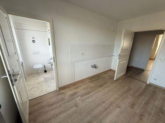 Heller Büroraum mit Bad