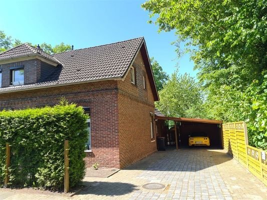 Hausansicht mit Carport