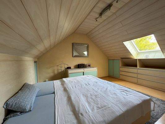 Elternschlafzimmer im 1.OG über Garage