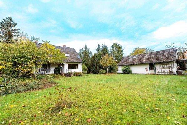 Garten - Rückansicht Haus &amp; Garage.jpg