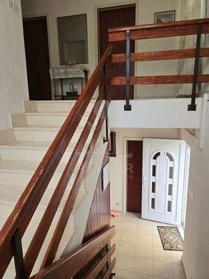 Großzügiger Wohnraum und weitere Schlafzimmer im Obergeschoss