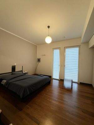 Es gibt eine Zwischen Tür mit Schlafzimmer, begehbaren Kleiderschrank und Bad