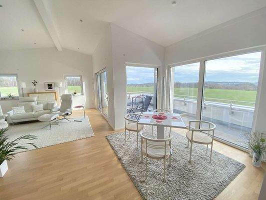 große bodentiefe Fensterfront 