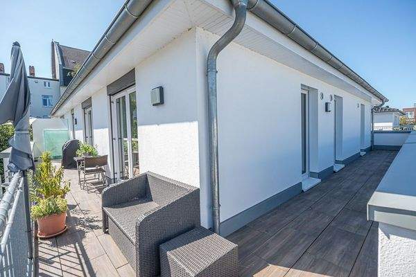 Folgen Sie der Sonne auf der umlaufenden Dachterrasse