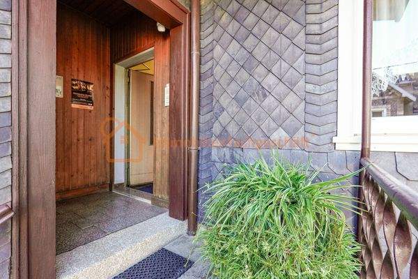 Eingang Wohn- und Geschäftshaus