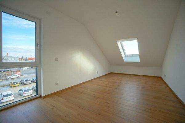 großzügiges, helles Schlafzimmer 