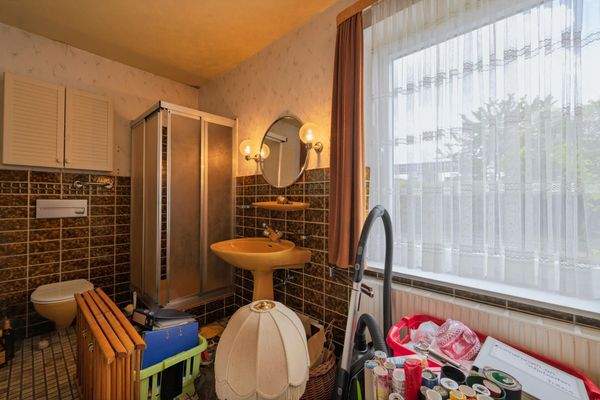 Badezimmer mit Dusche und Badewanne