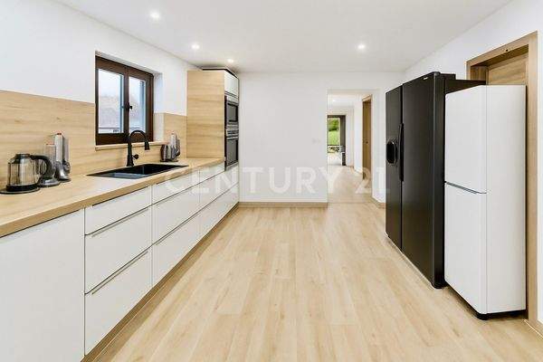 Elegante Einbauküche mit hochwertigen Geräten