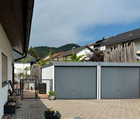 Ost-Seite mit Doppelgarage