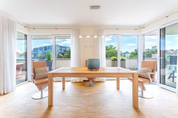 Essbereich mit Zugang zur Terrasse