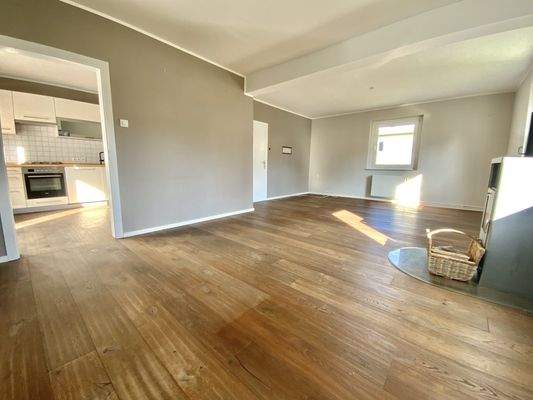 Wohn- und Essbereich mit angrenzender Küche