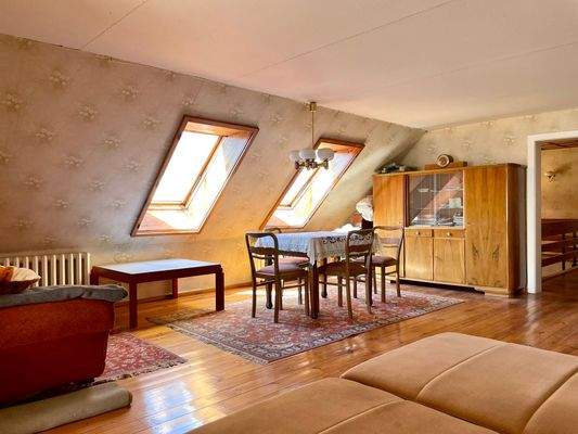 großes helles Zimmer im Dachgeschoss