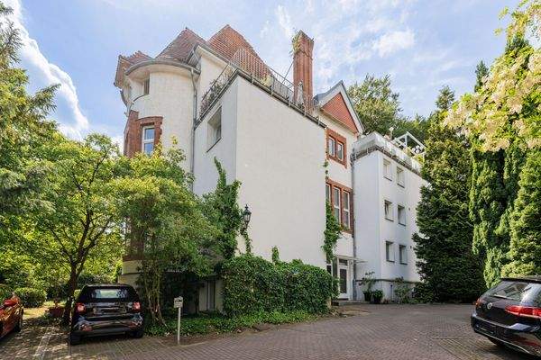 Einladendes Haus mit den PKW- Außenstellplätzen