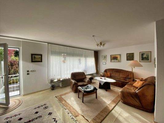 Helles Wohnzimmer mit Ausgang in den Garten