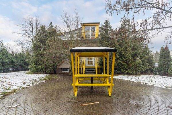 Seiteneingang mit Aussensitzplatz