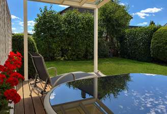 Terrasse mit Sonnenmarkise