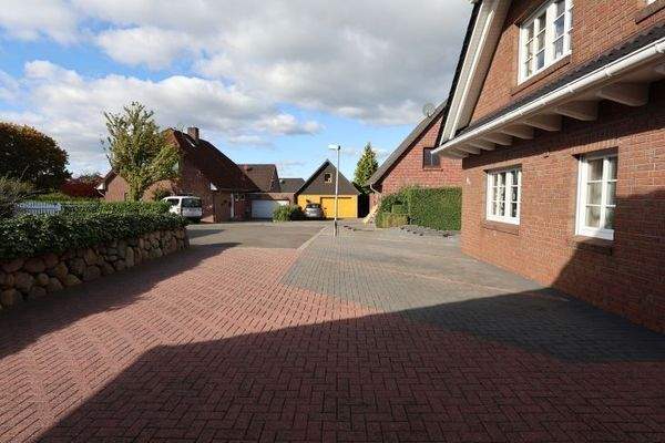 Auffahrt mit Pkw-Stellplätzen