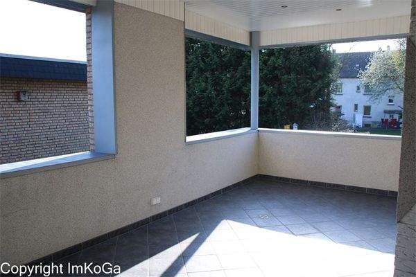 9570 überdachte Balkonterrasse