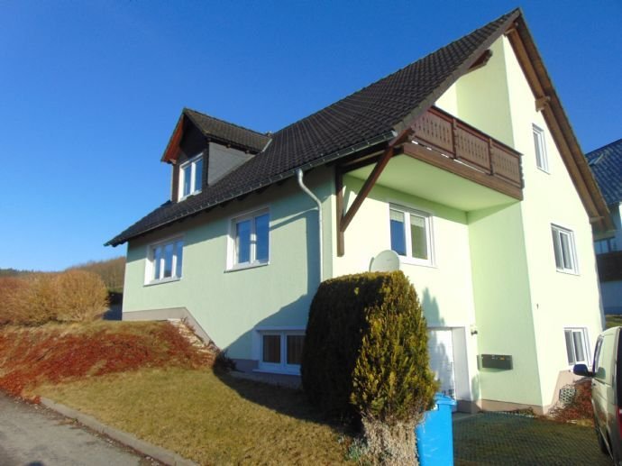 Traumhafte 2 Zimmer Dachgeschosswohnung mit Tageslichtbad/ Süd Balkon /Gartennutzung /Garage in ruhiger Lage