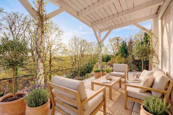 Sonnige Südterrasse (virtuell möbliert)