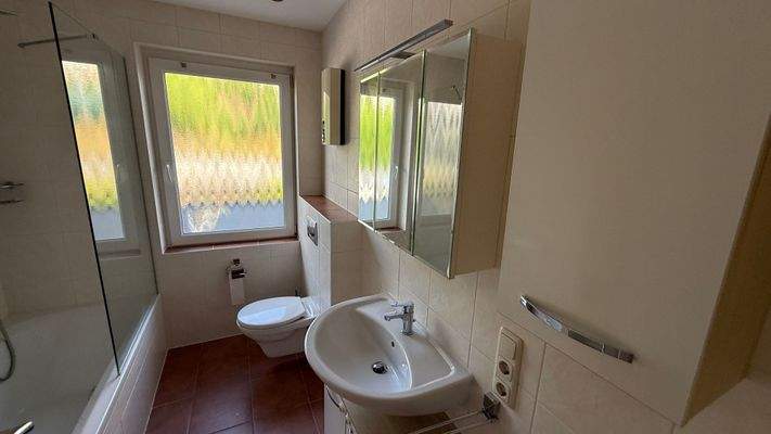 Bad mit Dusche und Wanne