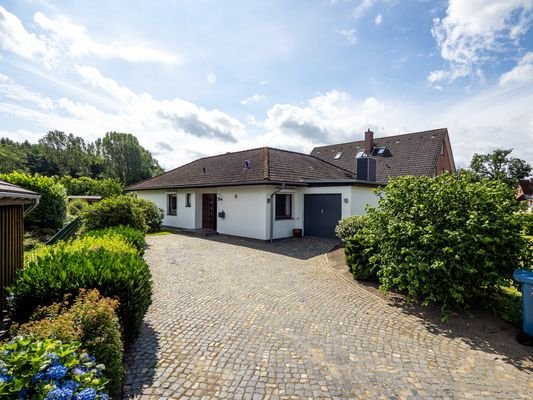 Haus und Auffahrt