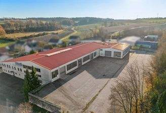 Halle mit Großtoren von oben