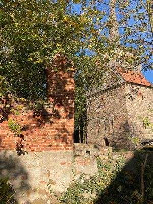 Kirche neben Schlossmauer.jpg