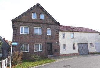 Straßenansicht Wohnhaus mit Anbau