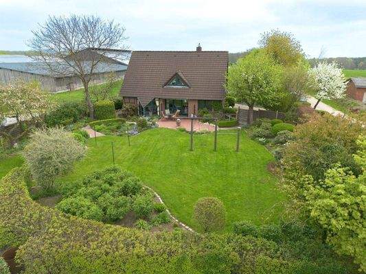 Blick von Oben auf den gepflegten Garten