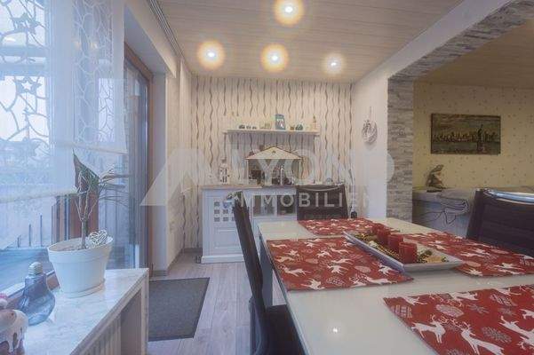 Lichtdurchfluteter Essbereich