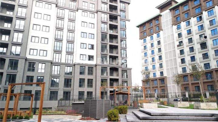 City-View Apartments with Pools and Sports Fields in Başakşehir