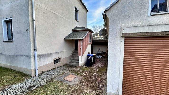 Hauseingang und Garage