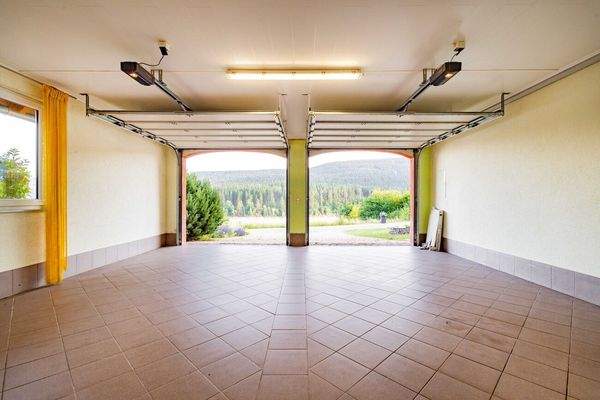 2 Garagenstellplätze mit elektrischem Garagentor