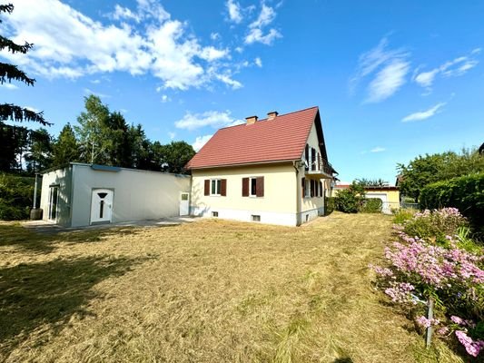 Außenansicht Haus mit Doppelcarport/Lagerraum