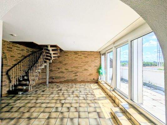 Wohnzimmer mit Zugang zur Terrasse