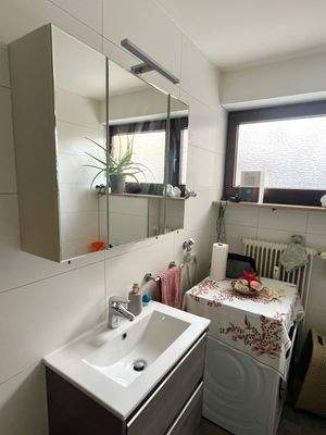 Waschbecken, Spiegelschrank u. Waschmaschine