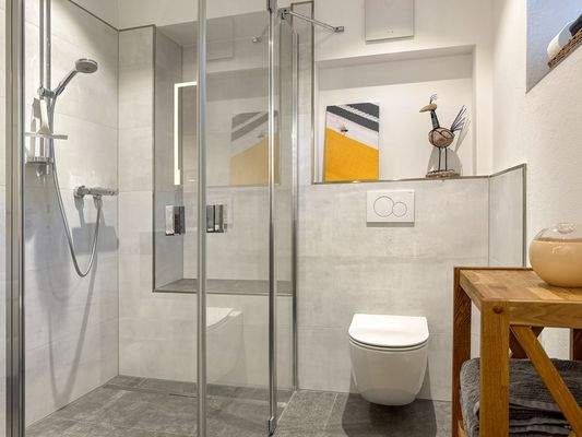 9. Großzügige bodengleiche Duche.jpg