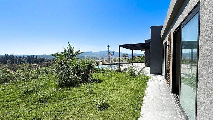 Detached Homes with Pools on 2500 m² Plots in Urla