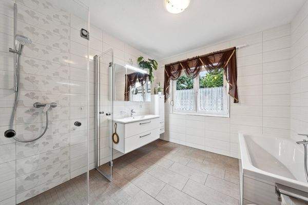 Modernes Bad mit bodengleicher Dusche