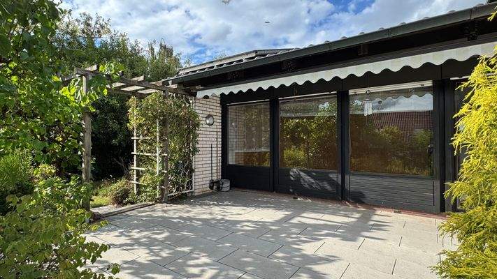 Terrasse mit Zugang in den Garten